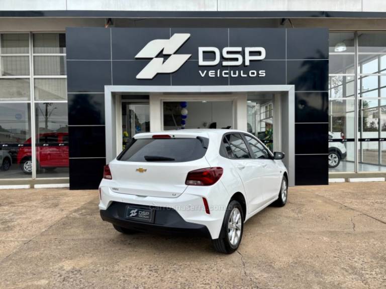 CHEVROLET - ONIX - 2022/2023 - Branca - R$ 76.900,00