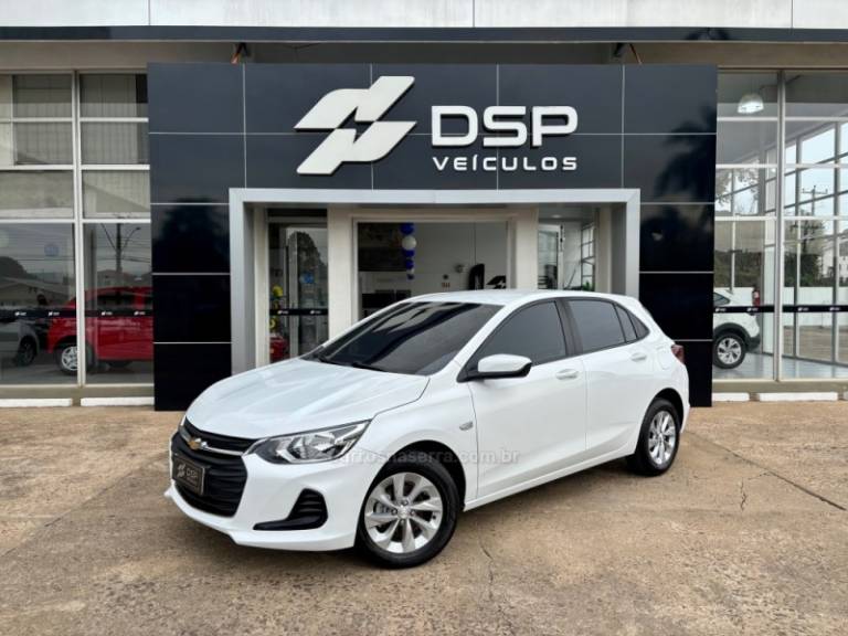CHEVROLET - ONIX - 2022/2023 - Branca - R$ 76.900,00