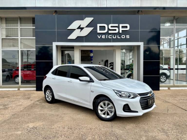 CHEVROLET - ONIX - 2022/2023 - Branca - R$ 78.900,00
